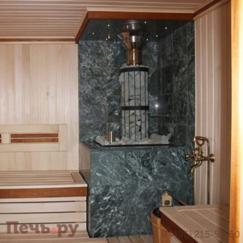 Банная печь ИзиСтим Геленджик в трёхстороннем кожухе с открытым верхом из змеевика фото 4