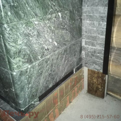 Банная печь ИзиСтим Сочи в трёхстороннем кожухе с открытым верхом из змеевика фото 5