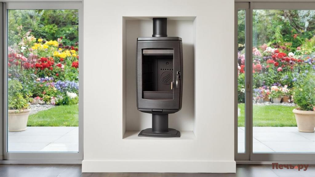 Печь камин FireWay Gen4 печь встроена в нишу в стене в комнате с большими окнами и видом на сад с цветами 874134809 (1).jpg